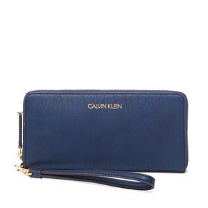 Textured Grain Logo Zip Continental Wallet